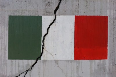 Retaining wall with Italian flag