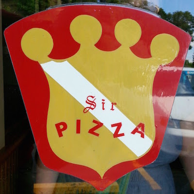 Sir Pizza crest logo