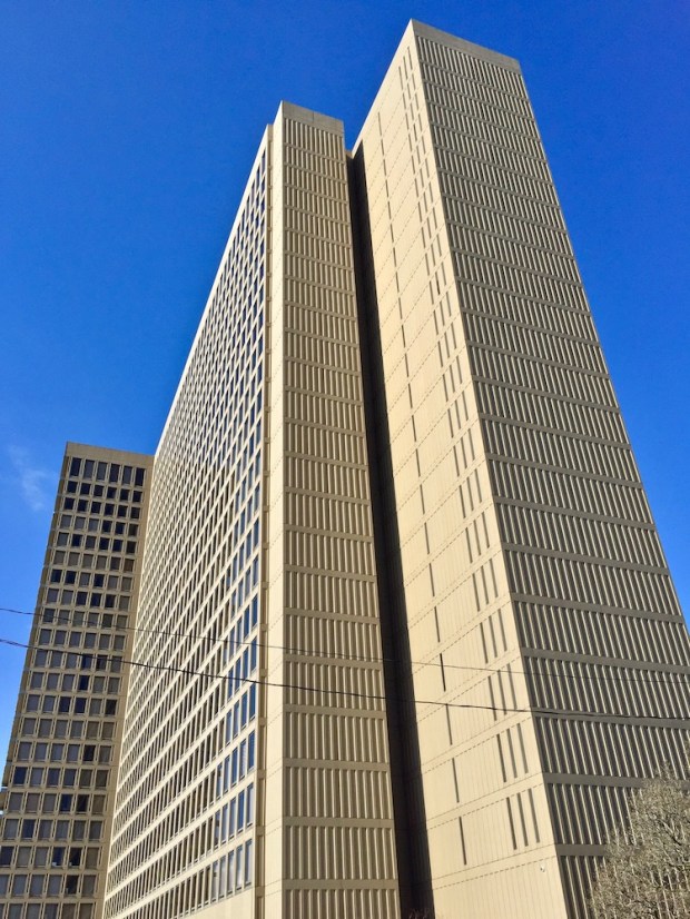 exterior of City View Apartments building, designed by I.M. Pei, in Pittsburgh, PA