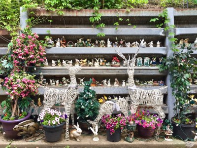retaining wall with many model bird figures
