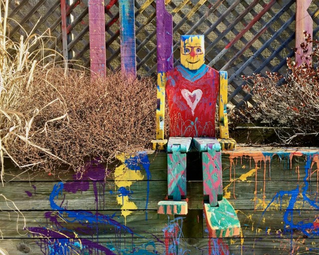 outside-art-wooden-man-slopes.