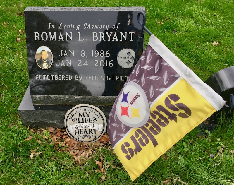 grave marker with emblem of the Pittsburgh Steelers