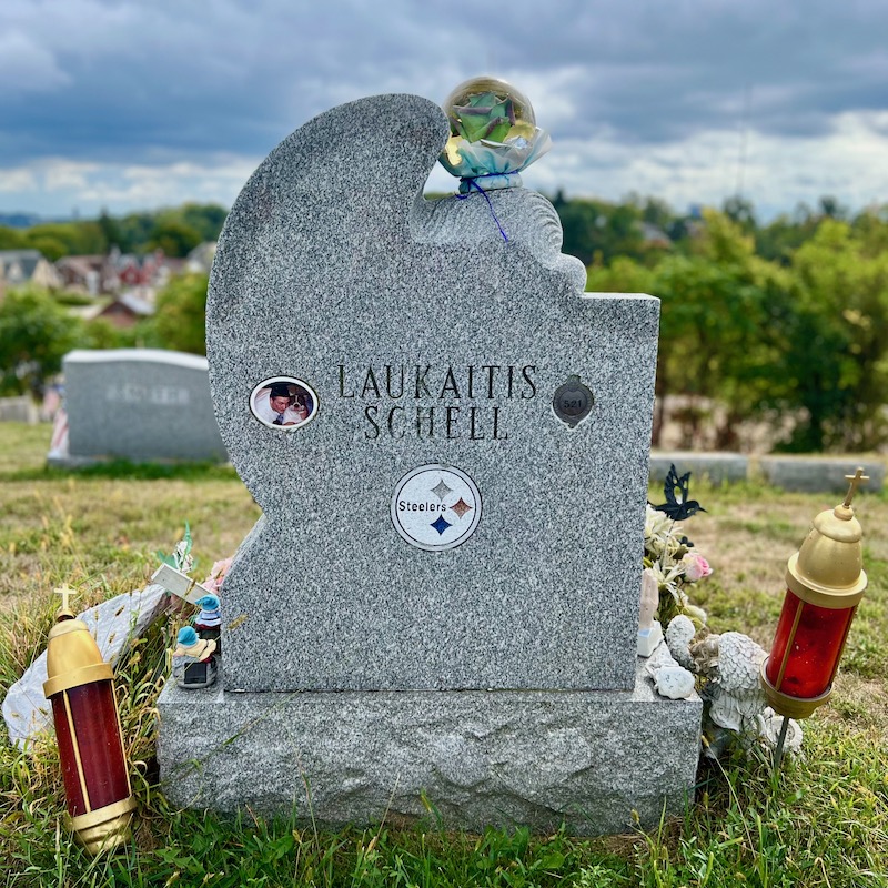 grave marker with emblem of the Pittsburgh Steelers